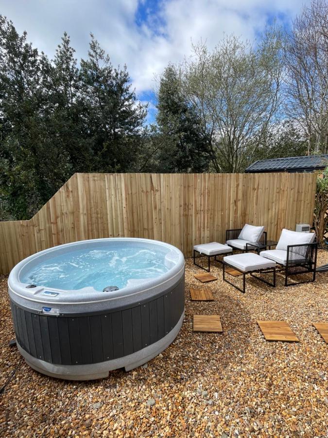 Dee Lodge With Private Hot Tub Лланголлен Экстерьер фото
